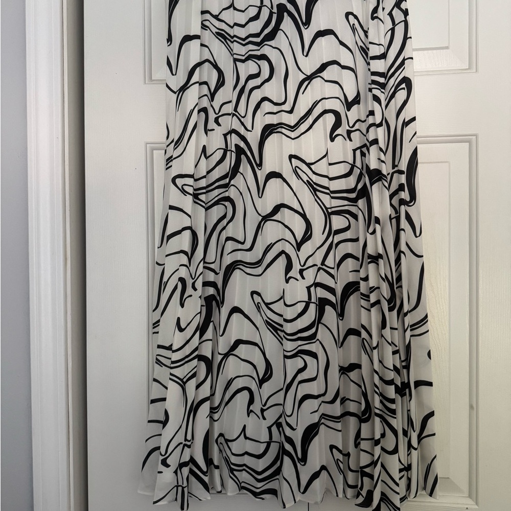 Joseph Ribkoff knife pleate Black and White  Skirt 10
